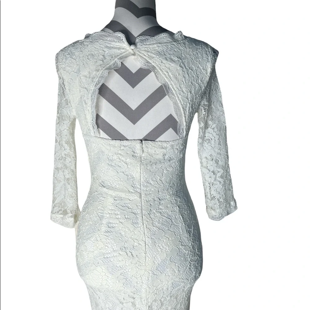 White wedding dress lace form fitting - Picture 3 of 8